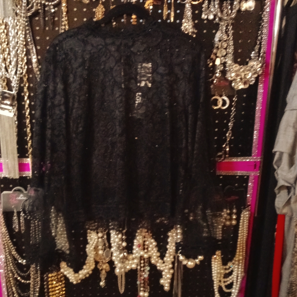 A 1X Black Lace Blouse With A Zipper In The Back